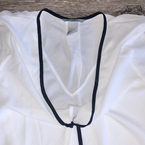 H&M v-neck layered long sleeve blouse - Picture 3 of 9